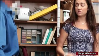 LP igosa licked kwaye fucked Lily Adams ezimanzi pussy kwi-doggystyle