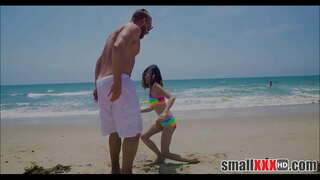 ̠�은 작은 몸집이 작은 여자스민 Grey 얻은 작은 강아지 뻗어에 의해 거대한 수탉 남자에서 해변