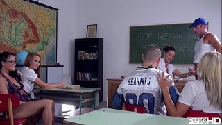 טינז דאַלי Diore &amp;amp; קאַטי הימל טיילן דאָצענט ס האָן מיט צוויי האָרני פריינט אין קלאַסצימער