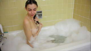 מרגישה צפה באמבטיה שלי