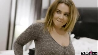 Big boobs couchsurfer tamata ki te tahae i te taata e hautū ana i a ia