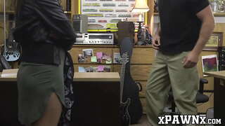 Babe pawns ang kanyang gitara at puke