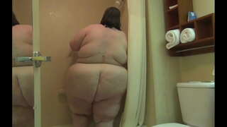 Gadis gemuk membasuh