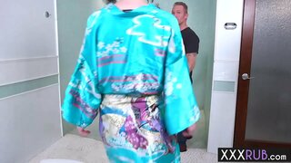 Tuhma MILF massaeg kaverit kehon ja ratsasti hänen iso asia