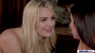 Brunetka hledá pro vzdálené a ptá se jí, blondýnka, dálkové, jestli neví, kde je.Všichni nazí, že otočte s dálkovým ovládáním v její zadek.všechny jeho části, aby se uvolnily ji a svede ji.Oni políbil a ona olizuje její kundu před facesitting ji