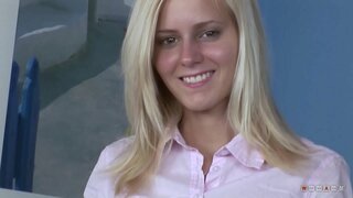 Сеңелем, әмма озорная Блондинка обожает скакать аның члене белән Зур старанием