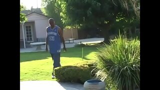 Ebonovina MILF dobije nher pičko busili debelim crnim kurac medved pored bazena