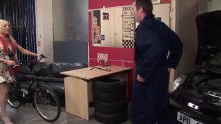 Синди распутная мамаша бе пул месупорад, ки дар табиат, маҷбур худ ҳар коре, ки