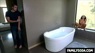 Nevlastní bratr nevlastní sestra nachytá, kurva, robertek v koupelně
