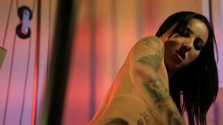 Catra சமாதானப்படுத்திருக்கிறது அவரது பயிற்சியாளர் செய்ய பயிற்சி இன்னும் கொஞ்சம் சூடான