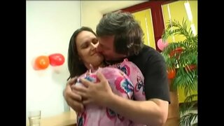 Energinga mergina Jenny su dideliais gamtos papai gauna susitrenkiau iš paskos