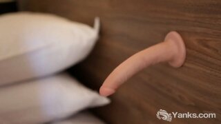 קעקוע בלונדינית מותק מן האמריקנים ויולט מזיין את הכוס שלה עם צעצוע שלה