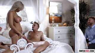 Marido está assistindo a esposa Elle bateu por belo vizinho