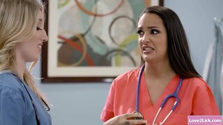 Strikta blonda kuracisto manĝi ŝin busty lesbian flegistinoj pussy