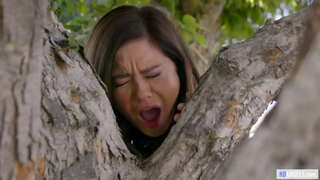 ���घडया मैदानातील समलिंगी संबंध ठेवणारी स्त्री तिघांचा गट