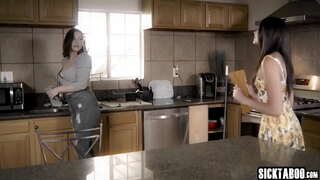 Sexy babe banged mafy amin&#039;ny lehibe akoho lehilahy