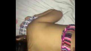 ���ုံလင်သူတွေဇမနိုင်သွားကြကုန်အံ့နှင့်သူမ၏အ buttplug