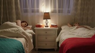 Lesbiske blid sjove mellem en rødhåret og en blondine chick