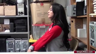 Latina kradou a důstojník hledá ji.Dělá ji svléknout a dominuje jí chytit její prsa.Ona mu dává kouření a pak šuká ji