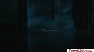 ���ச்சை குத்தப்பட்டு டீன் பெறுகிறார் விழித்து மற்றும் மெதுவாக வெளியே செல்கிறது மற்றும் சந்திப்பு அவரது காதலி மற்ற அறையில்.பின்னர்,அவர்கள் தொடங்க ஒருவருக்கொருவர் முத்தம் உணர்ச்சி.அடுத்து,அவர்கள் செய்ய தங்கள் கட்டுப்பாட்டில் ஈரமான மற்றும் சுவிட்சுகள் 69 நிலையை.