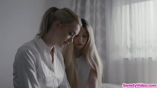 Тини лесбиянки трутся друг об друга с блондинкой на страже общежития