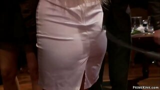 Pirang jeng Lorelei Lee ndadekke panas amba susu pirang abdi Riley Evans ing umum partai lan ndadekake dheweke mbengkongaken liwat tabel doggy gangbang bajingan