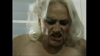 Maturaj Kathy Jones gets fucked en la kuirejo de du dudes