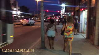 ���न्द देखाउन पश्चिम पक्ष मा, वरिपरि हिँडिरहेका संग कुनै जाँघिया