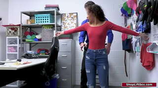 ���ล็กหัวนมลาติน่าคือจับได้ว่าขโมยและก็มีเจ้าหน้าที่ทำการค้นหารอยนิ้วมือและเธอจิ๋มกันเขาทำให้เธอให้เขา bj และ anal ยังไงพวของเธอ