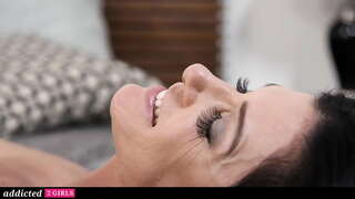 Мачеха Трахает Худро падчерицу-лесбиянку