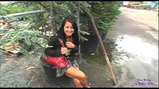 Сексуалды қыз өзінің кискасын сезімтал түрде мастурбациялайды