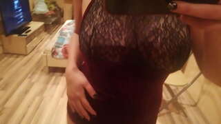 Robí stip tanec pred zrkadlo ukazuje bradavky